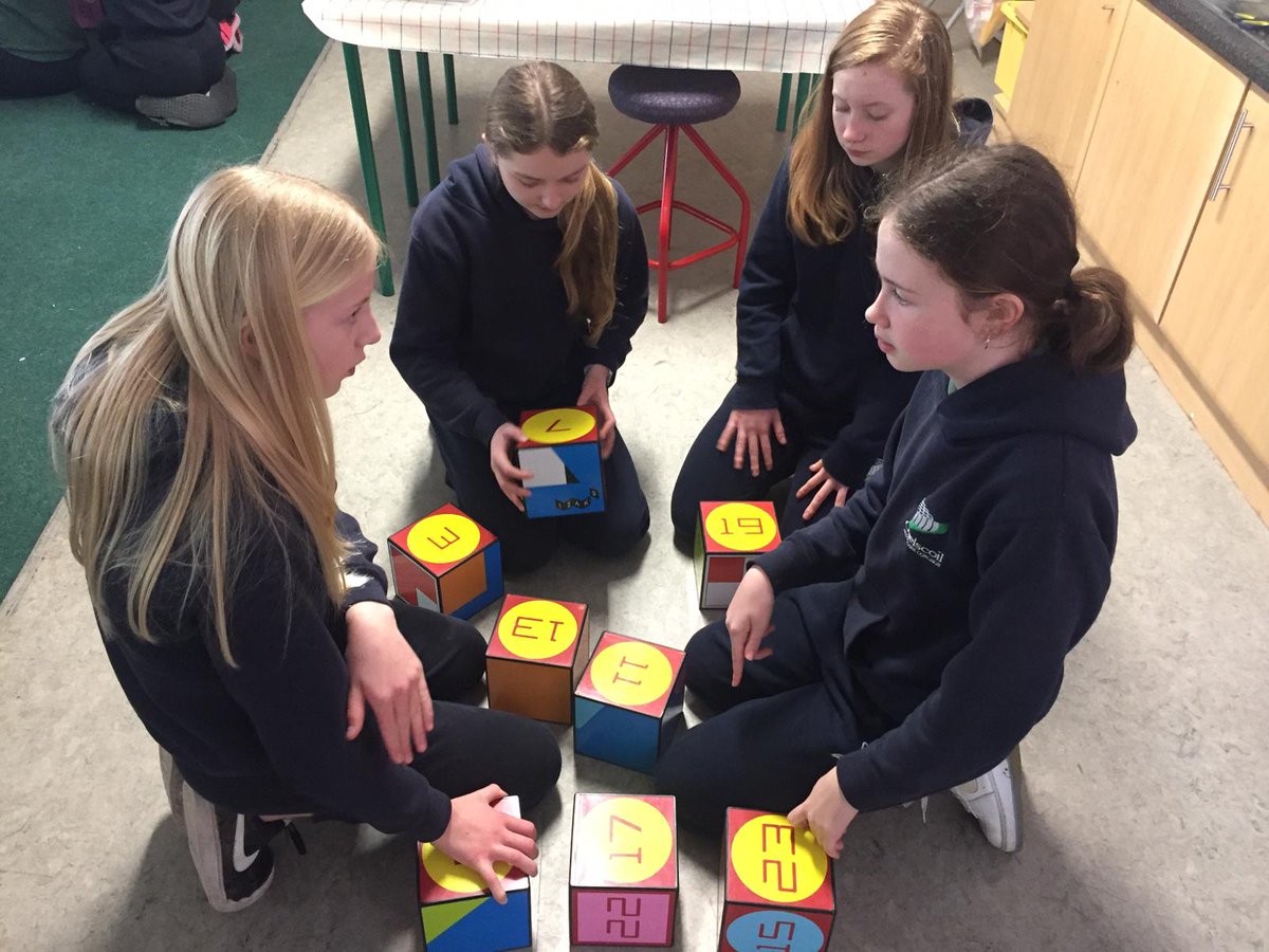 gaelscoilnadug1's tweet image. Rang 6 ag iarraidh teacht ar réiteach na faidhbe le chéile le IZAK9.@AbacusandHelix @Gaeloid #problemSolving @PrimaryScience #mathsolvers