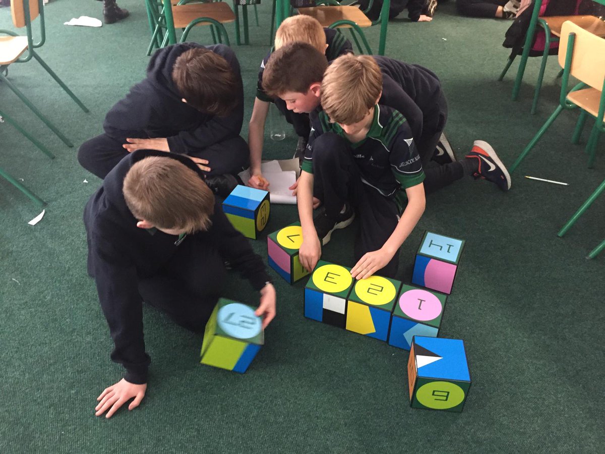 gaelscoilnadug1's tweet image. Rang 6 ag iarraidh teacht ar réiteach na faidhbe le chéile le IZAK9.@AbacusandHelix @Gaeloid #problemSolving @PrimaryScience #mathsolvers