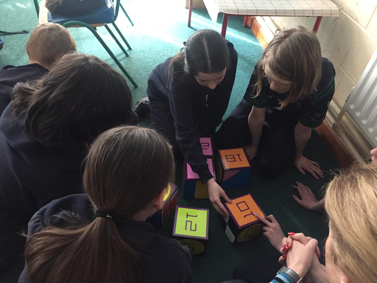 gaelscoilnadug1's tweet image. Rang 6 ag iarraidh teacht ar réiteach na faidhbe le chéile le IZAK9.@AbacusandHelix @Gaeloid #problemSolving @PrimaryScience #mathsolvers