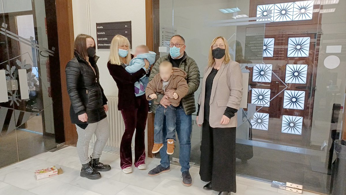 ajlagarriga's tweet photo. Donem la benvinguda a la família ucraïnesa refugiada a #laGarriga gràcies a la família Torelló, que l'ha ajudat a fugir de la guerra. Som municipi d'acollida. #Ucraïna #NoALaGuerra https://t.co/pTUm04p6Kj