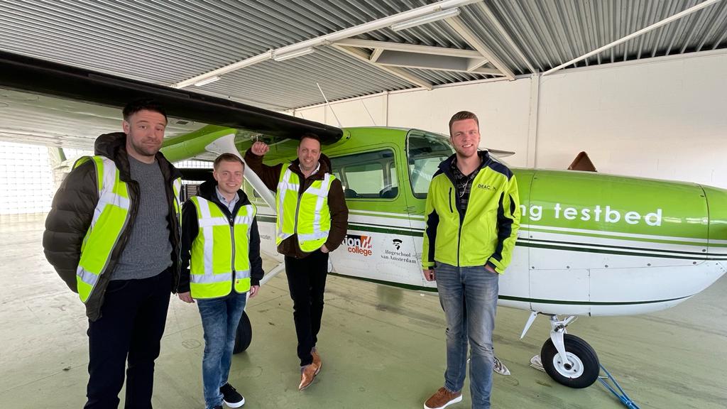 Vandaag brachten 2 medewerkers van <a href="/MST_airport/">Maastricht Aachen Airport</a> een bezoek aan ons en onze <a href="/Cessna/">Cessna</a> Skymaster op <a href="/Vliegveld_Teuge/">Luchthaven Teuge</a> .