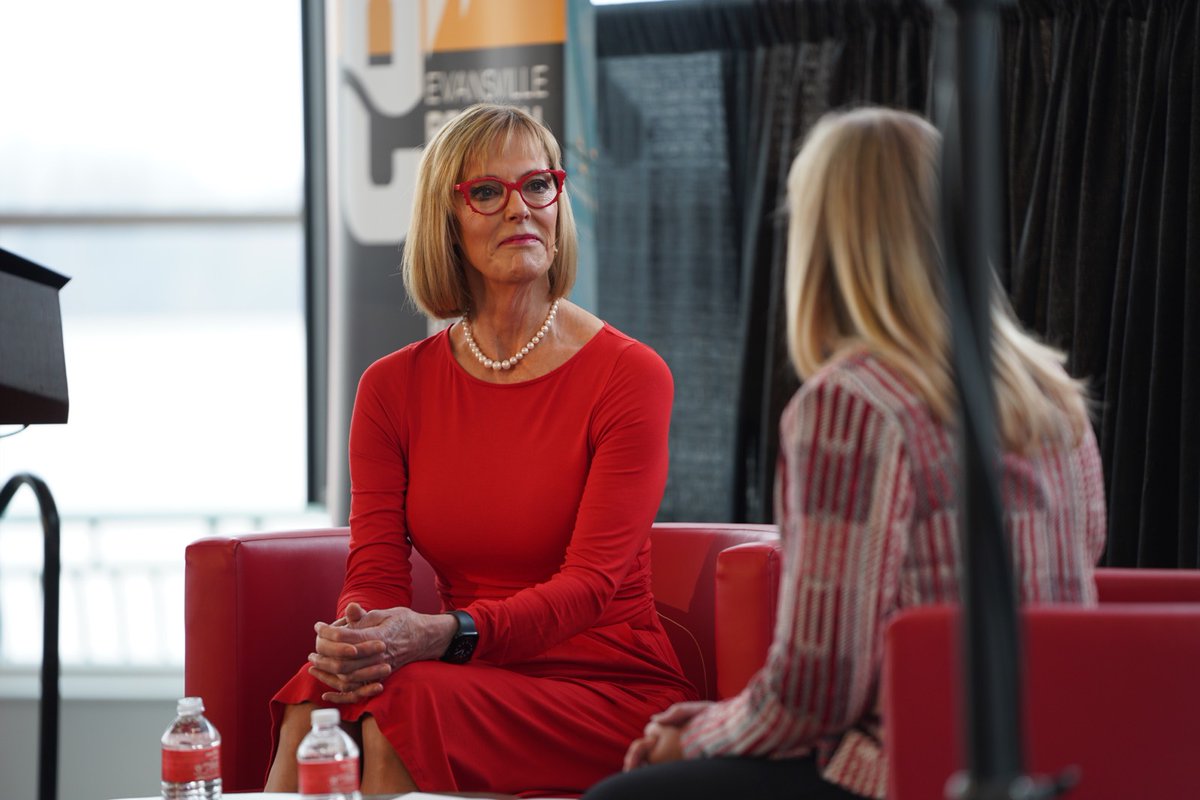 evvregion's tweet photo. Christine Keck, E-REP Treasurer and Managing Director, Federal Government Affairs for CenterPoint Energy is leading the conversation with Lt Governor Suzanne Crouch. Lunch with the Lt Governor is presented by Old National Bank and CenterPoint Energy. #Indiana #NextLevelAgenda https://t.co/nod6kaLfXd