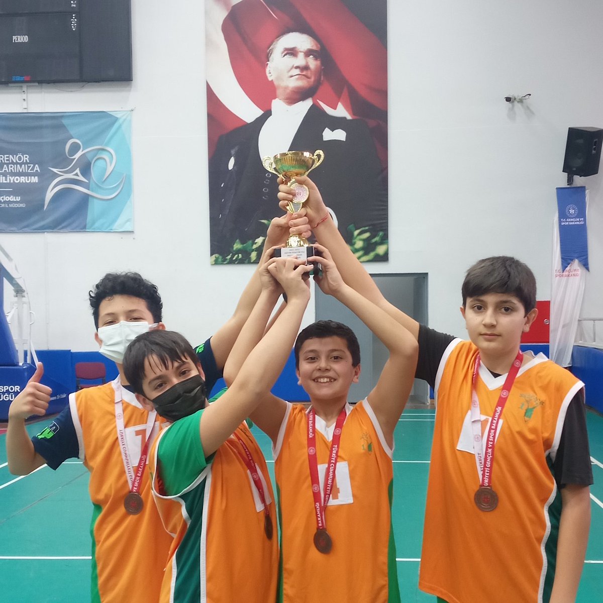 Yıldız Erkek Badminton takımımız ilimiz genelinde yapılan turnuvada il 3.sü olarak kupasını almıştır. Sporcularımızı tebrik eder başarılarının devamını dileriz. @AydinDogaKoleji <a href="/huseyinbas87/">Hüseyin BAŞ</a> @aliaykut0909