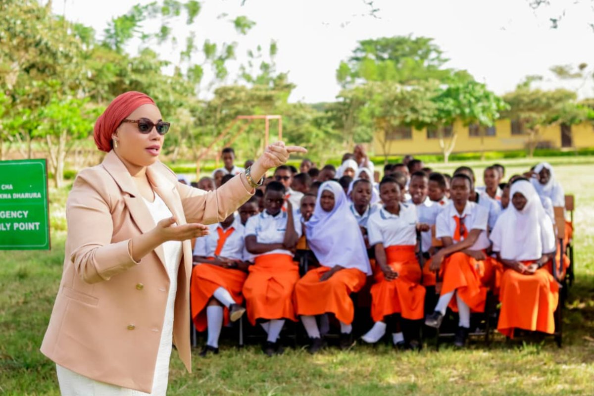 📍Arusha 

Tunaamini hiki ndio kipindi sahihi kuvunja upendeleo. Shirika la Bima Zanzibar (ZIC) limeendelea na ugawaji wa taulo za kike, kwa kufika katika Shule ya Sekondari ya Wasichana Arusha.

Ujumbe wa ZIC uliongozwa na Asha Rashid Ramadhan, Kaimu Katibu (ZIC) %