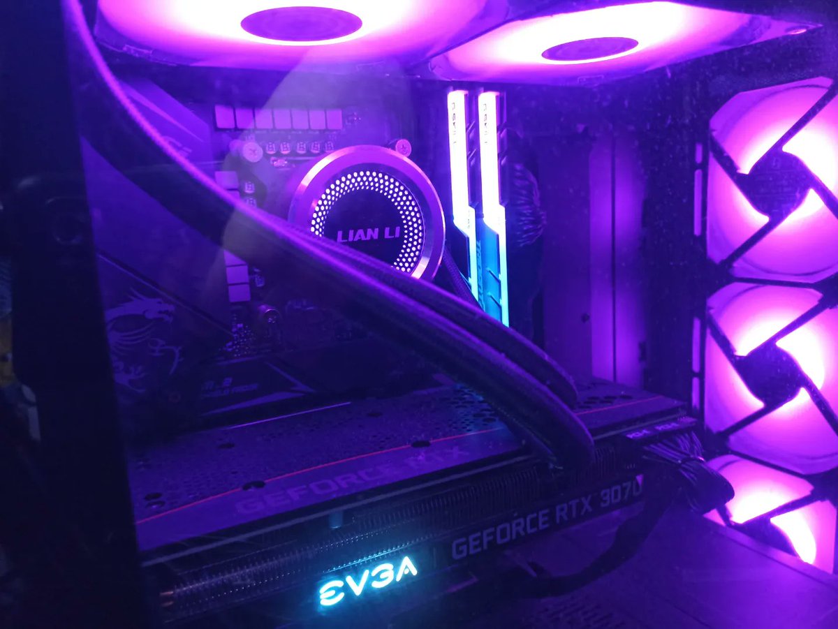 ClassTwitch's tweet photo. Mis alumnos me han pedido que enseñe mi #Setup y lo prometido es deuda, aquí paso cada tarde enseñando y jugando con todos vosotros. 📚🎮🤘

También enseño a mi bestia.. 🖥️😱

Ponme en los comentarios que cambiarías 👇😉

#Educación #TwitchKids #Profe  #TwitchEducación https://t.co/BDL8sXr8or