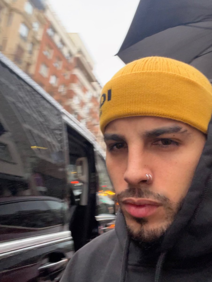 rauwalejandro's tweet photo. 🏙☂️ https://t.co/6QGPHEdFYM