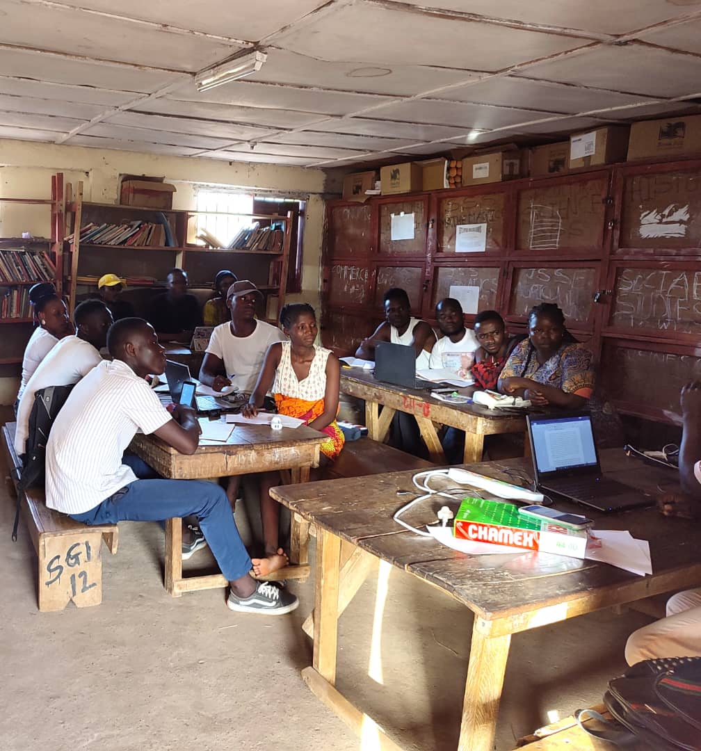 EducAidSL's tweet photo. So proud of #TeamEducAid At the end of a long hard week when the rest of the world is putting its feet up, these teachers r pushing to the next level & taking #BAM degree lectures #TogetherWeCan #EducAidAlwaysClimbing #EducAidAlwaysLearning #EducationInSierraLeone 🇸🇱@Unimak_SL https://t.co/RT0XjeV1zx