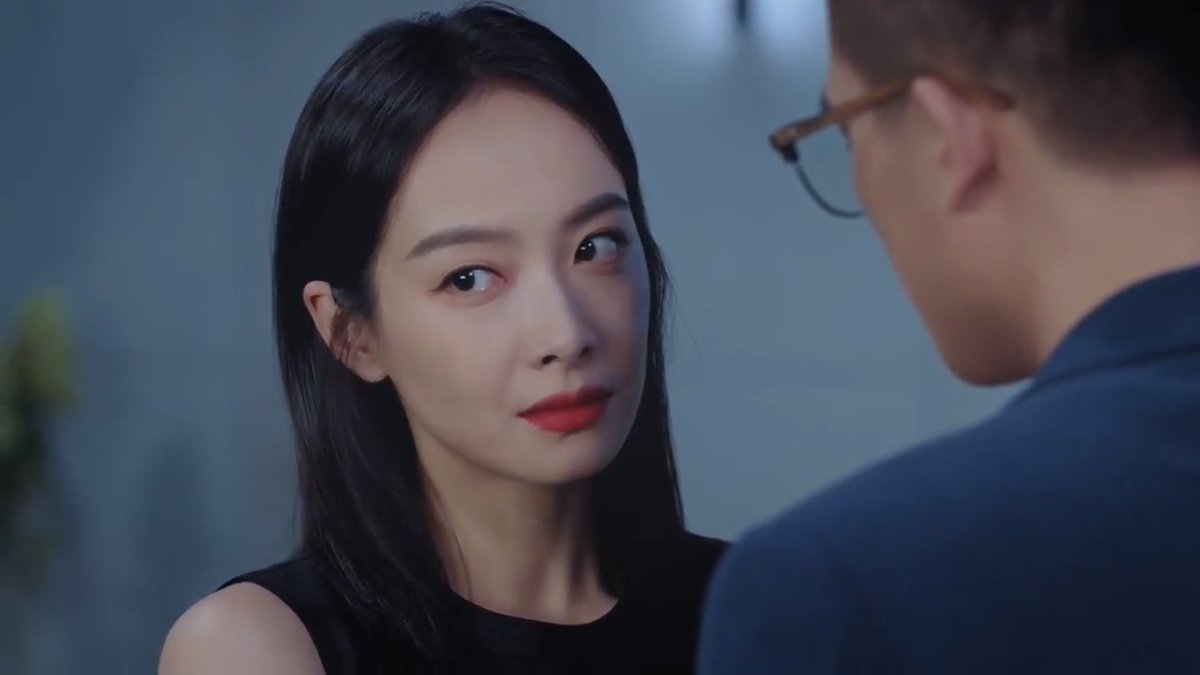 cosmospikk's tweet photo. The duality🔥🔥🔥 she's one fine idol actress!! I SWEAARR!!! just look at her she's on fire😍
#LoverorStranger #陌生的恋人 #VictoriaSong #SongQian #宋茜 #OuHao #欧豪 https://t.co/ax04AJdTYl
