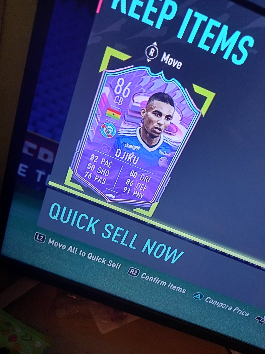 pickard_lewis's tweet photo. @EASPORTSFIFA @Castro1021 there's people getting firmino, dyballa and I'm here with this guy who are all in team two. NOT TEAM 1 EA🤣🤦 https://t.co/OzTZ2tTbA0