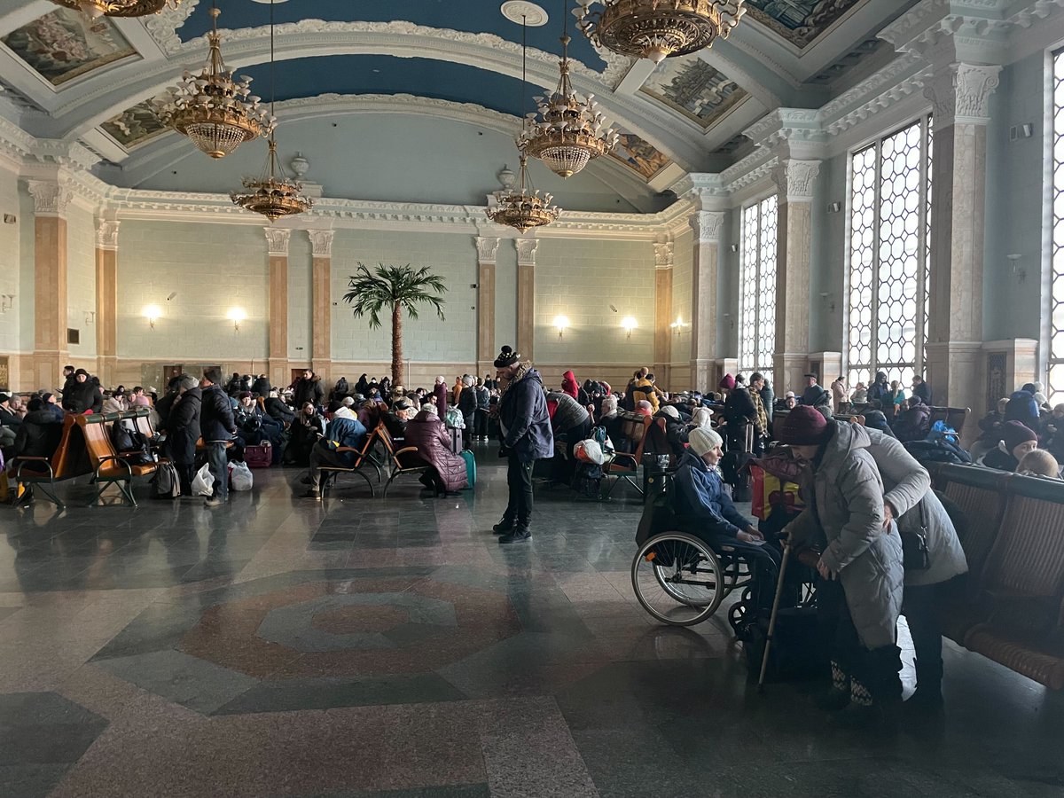 KyivIndependent's tweet photo. Central railway station in Kyiv continues to be the main way out of the capital for everyone without a car.

On March 11, hundreds of people were waiting at the station to catch one of the evacuation trains to western Ukraine.

Photos: @AnnaMyroniuk / The Kyiv Independent. https://t.co/5cQbLge8KH