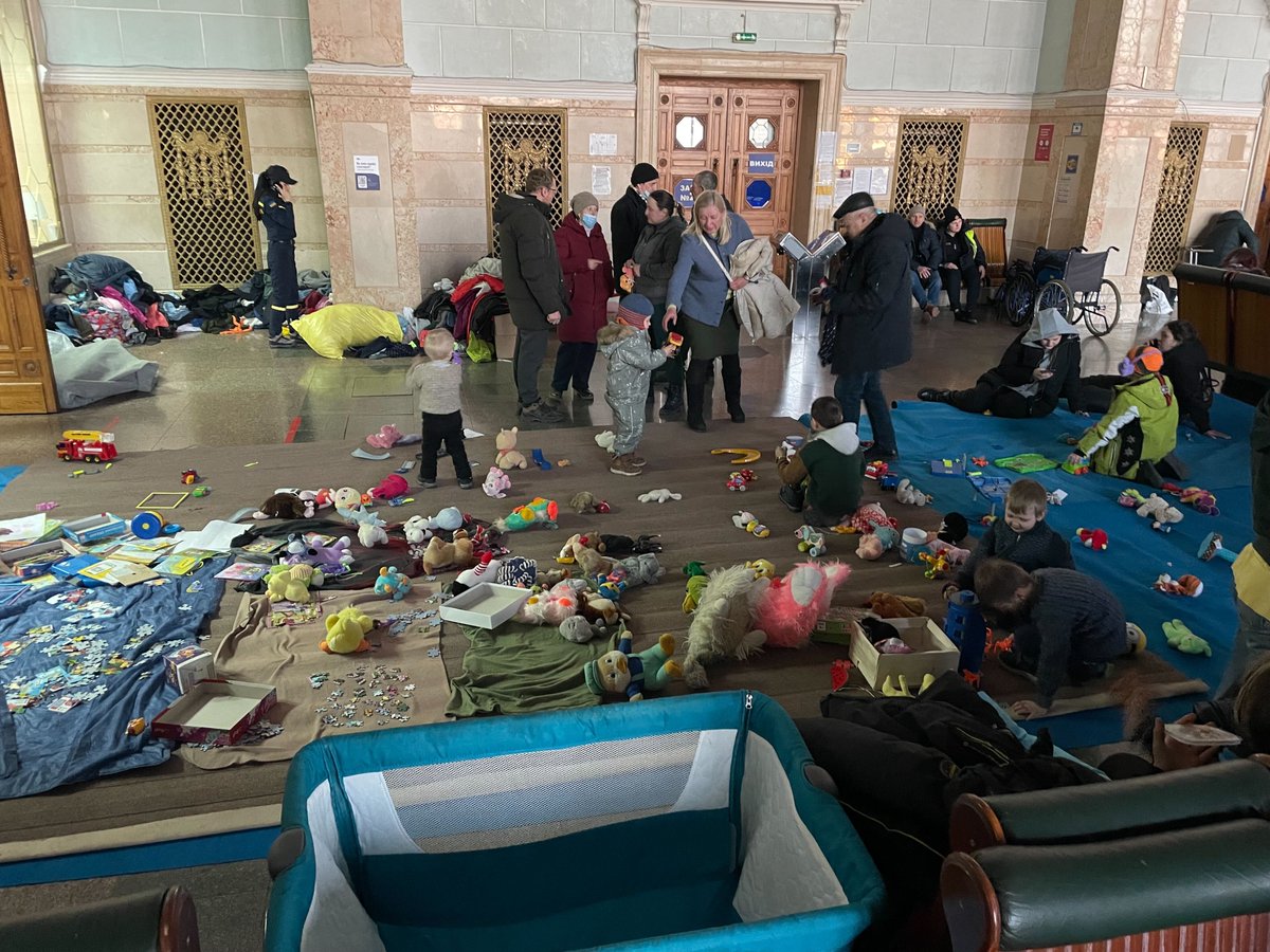 KyivIndependent's tweet photo. Central railway station in Kyiv continues to be the main way out of the capital for everyone without a car.

On March 11, hundreds of people were waiting at the station to catch one of the evacuation trains to western Ukraine.

Photos: @AnnaMyroniuk / The Kyiv Independent. https://t.co/5cQbLge8KH