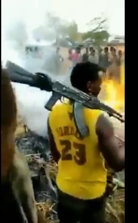 SeifGebre's tweet photo. A gruesome video circulating online
 (too graphic to share) shows security forces burn several #Tigray|ans alive.

@IntlCrimCourt: geolocate &amp; investigate 

@KenRoth @LaetitiaBader @jgmariner @UN_HRC @SenateForeign @HouseForeign @eu_eeas @vickyford @BradSherman @RepMalinowski https://t.co/4IZX3uFLKI