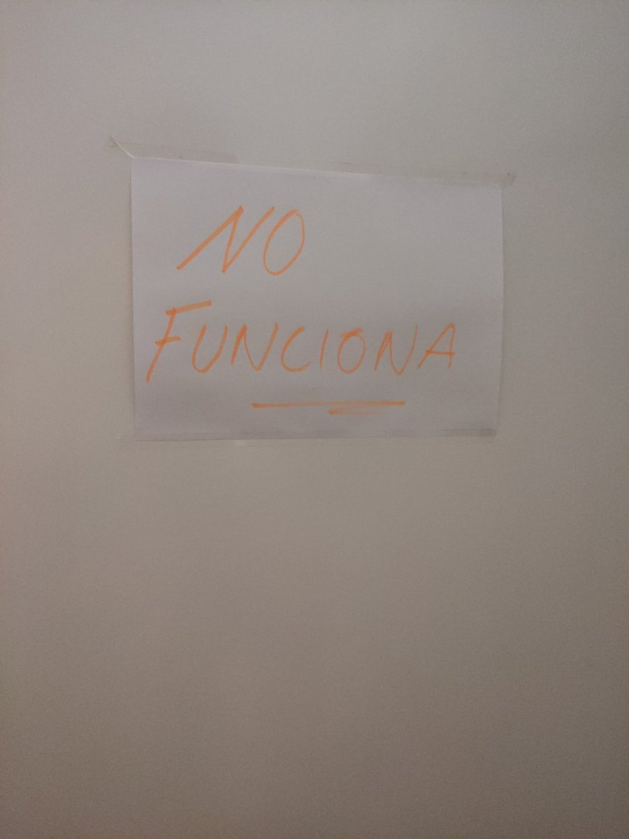 La semana pasada ya estaba estropeado, esta semana sigue igual. En 7 días no da tiempo a arreglar un baño en el <a href="/TeatroPrincipal/">Teatro Principal</a> de Valencia?