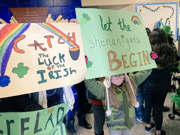 StMikesRCCDSB's tweet photo. The SMS parade is underway!🎉🍀🌈 #SMSspirit #homeoftheleprechauns https://t.co/7GmGHe4Yof