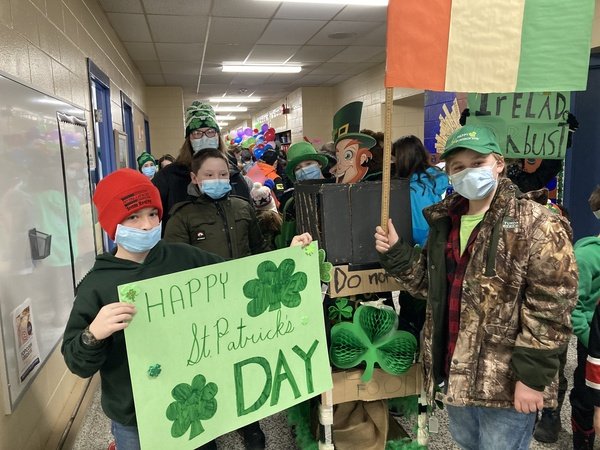 StMikesRCCDSB's tweet photo. The SMS parade is underway!🎉🍀🌈 #SMSspirit #homeoftheleprechauns https://t.co/7GmGHe4Yof