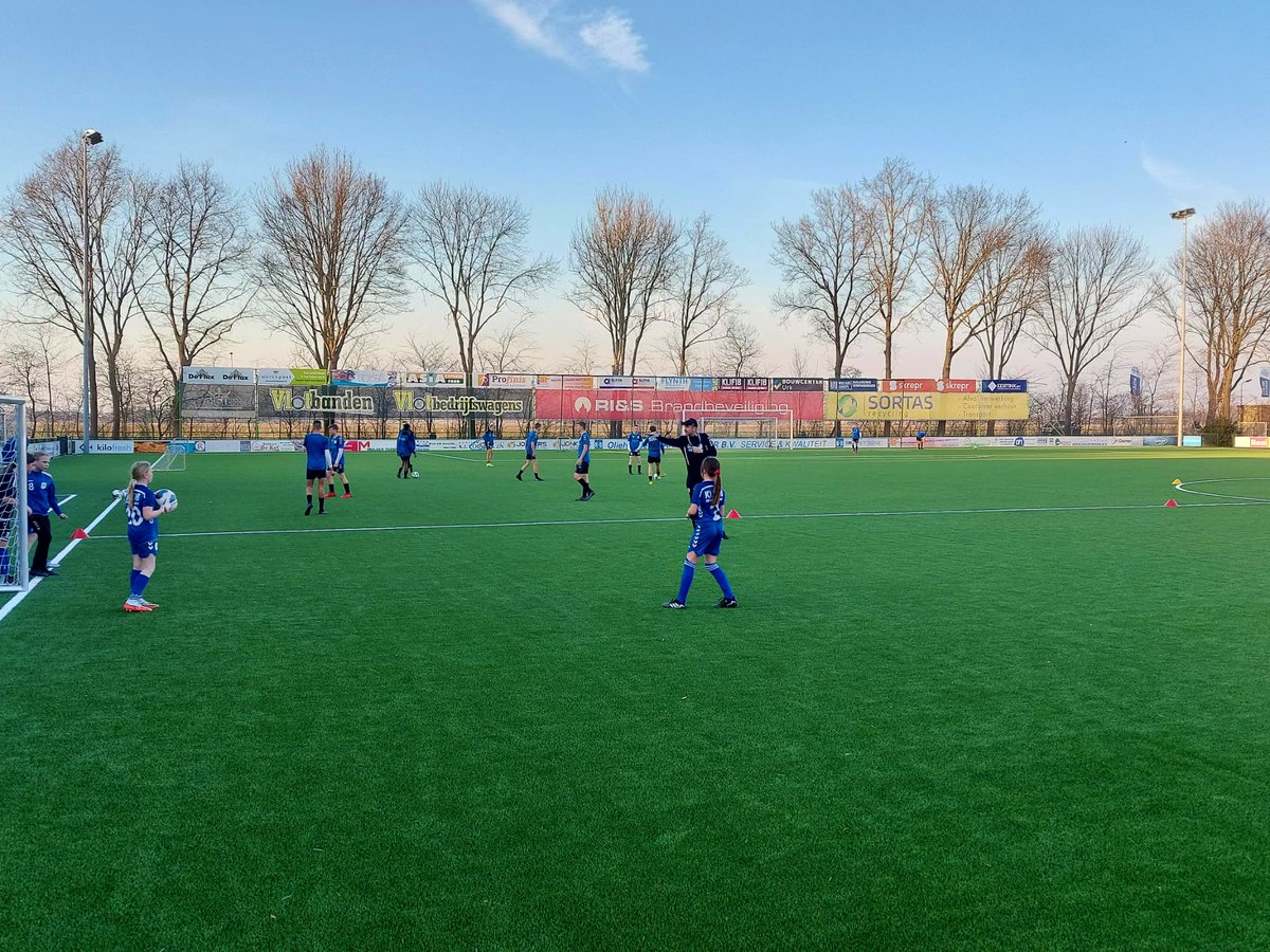 SVURK's tweet photo. Gisteren werd MO11 door onze hoofdtrainer Gert Jan Karsten en hun eigen trainer(s) getraind in aanloop naar de derby tegen @flevoboys Op het hoofdveld van sportpark De Vormt proberen ze morgen om 10:00 uur de drie punten op Urk te houden #norvuren #eenclubbenjesamen https://t.co/d5fGYpUi9Z