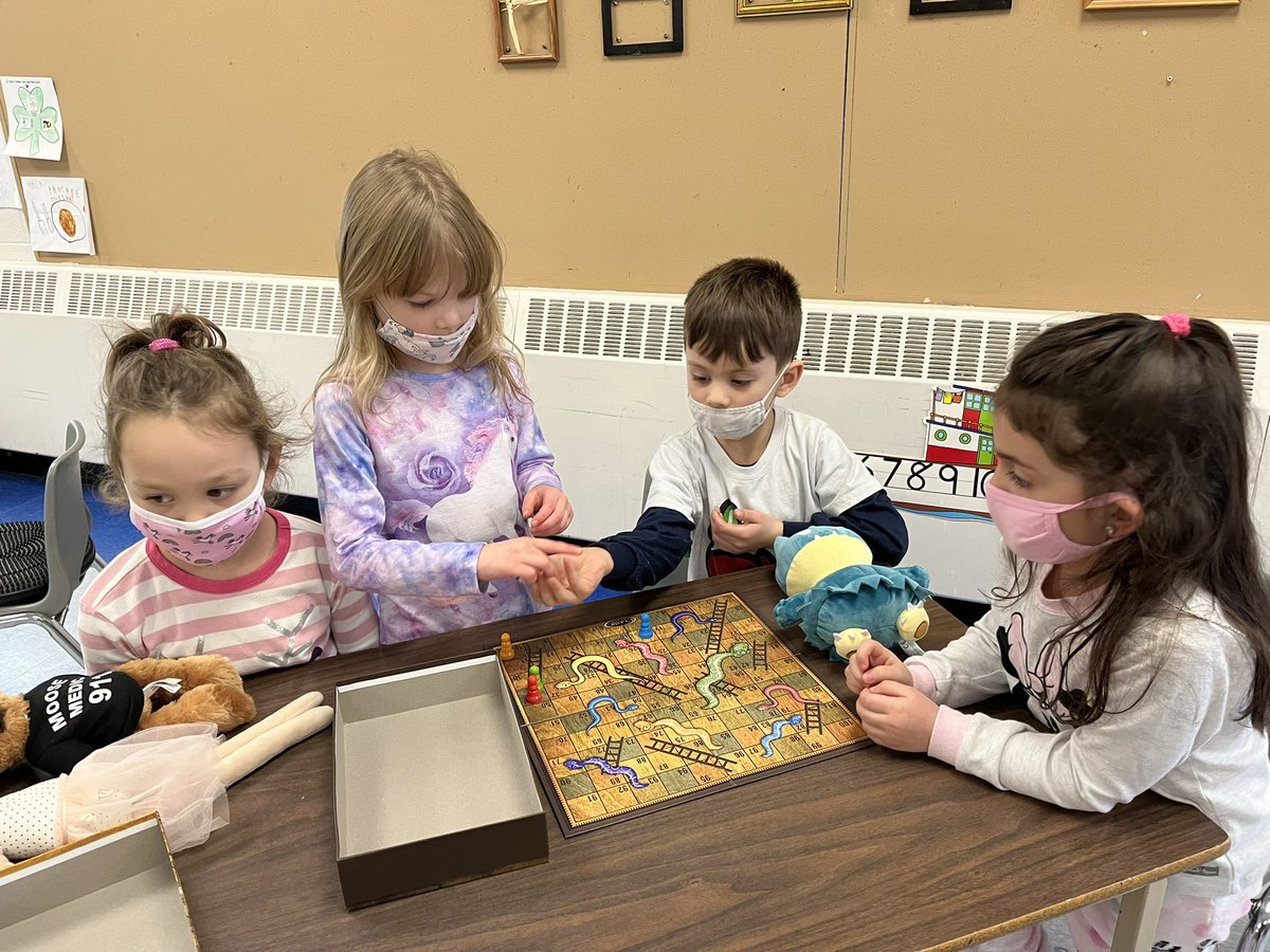 MaryFixFDKrm107's tweet photo. Board Games Day in FDK! https://t.co/7W38Z9HR4S
