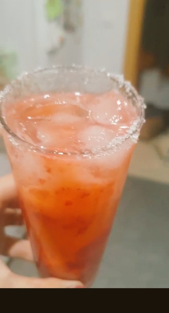EmilyTaly's tweet image. Fresas trituradas + ron blanco/tequila + limón + agua con gas + estevia + hielo = Este bebé delicioso de viernes...🍹