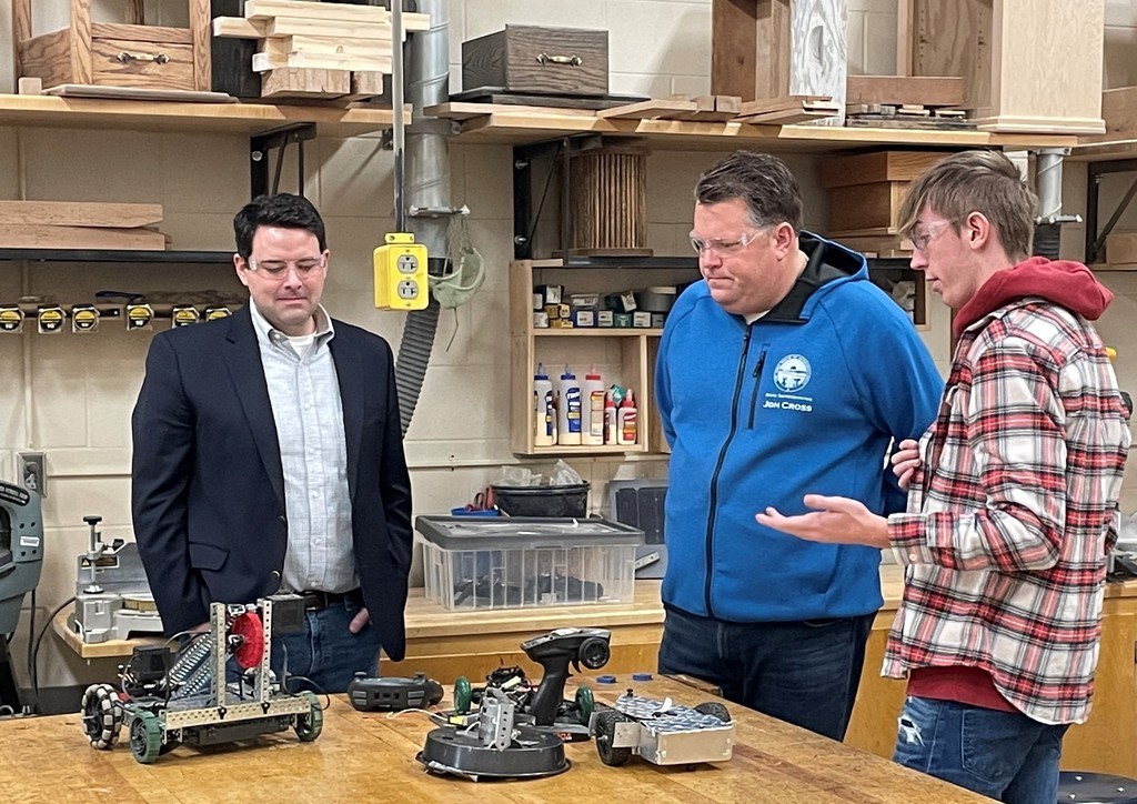 riverdale_local's tweet photo. Thank you to Sen @Rob_McColley &amp; Rep Jon Cross for visiting Mr. Brown's Technology &amp; Engineering classes today.  Our students gave demonstrations on 3D-Printing, CAD, Plasma Cutting, Laser Engraving and Fiber Lasers.

Great to have legislators visit! #BluePride! https://t.co/nin42y7ukA