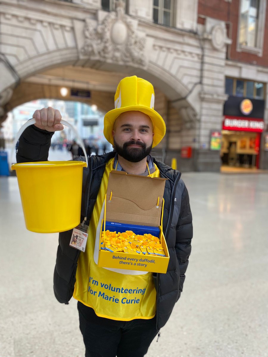 Good news to end a Friday!  A massive thank you to @ClaphamHomes for collecting at Victoria Station for the <a href="/MarieCurieLDN/">Marie Curie London</a> #GreatDaffodilAppeal and raising a huge £2,472.82. Thank you - you are all superstars!! 💛😃