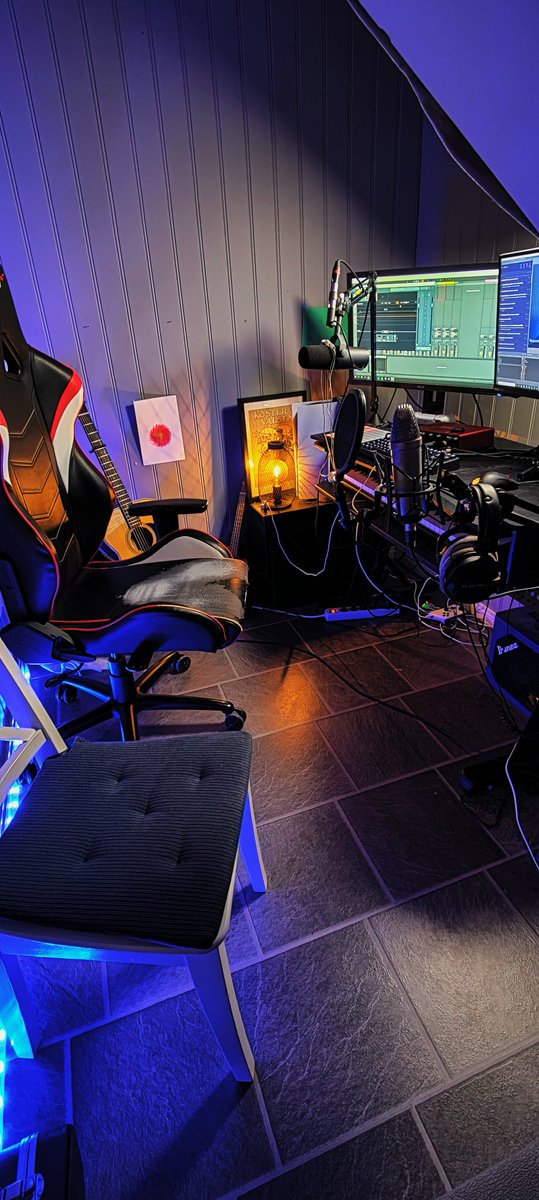 Tonight Julia is joining me in the man cave :) come hang out! Going live in one and a half hour, at 9:30 PM CET!