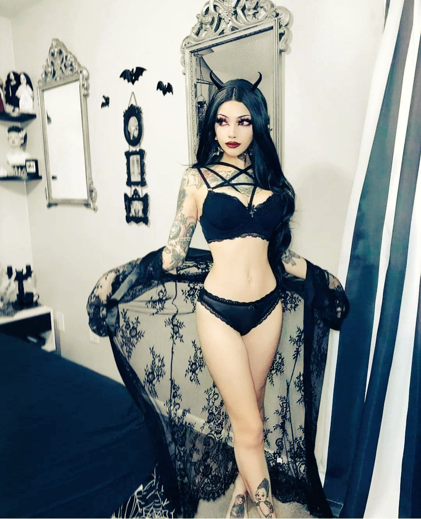 LovesHaunted's tweet photo. #GothMen @Krueger1428E @madaboutHolly @jamieglines @thefilmbuff30 @MASKEDMANIACXXX @FrankKane11 @MitchRagnarson @NightmareB0nn13 @Yann82220029 @365_horror @BrownlieChris @DavidMatthewBy1 @JadeQuarmby3 @Rob1987Big @hunterzzz @Legiondarkangel @bugslayerken HAGD BOYZ💙❤💙❤🔥🔥🔥xx https://t.co/0BxTgPJyyK