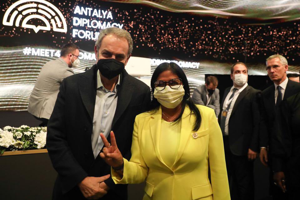 delcyrodriguezv's tweet photo. En nombre del Pdte @NicolasMaduro extendimos nuestros saludos y respetos al Ex Pdte español, Rodríguez Zapatero, quien tuvo participación en el Foro Diplomático de Antalia a favor de la Paz. Pdte. Zapatero ha sido un gran contribuyente del diálogo en Venezuela! https://t.co/qLWfC0tKQz