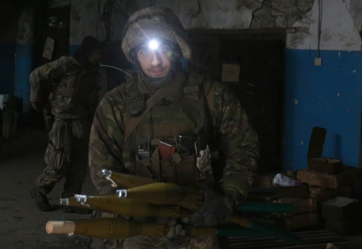 nexta_tv's tweet photo. Eastern front holds the line

Photos by documentary photographer Anatoly Stepanov, who is currently at the eastern front in #Ukraine.

Last photo: Wounded Ukrainian soldier Vasily just after a battle in the #Luhansk region. A few days ago he lost his son, also a soldier. https://t.co/BCP70SwWzn