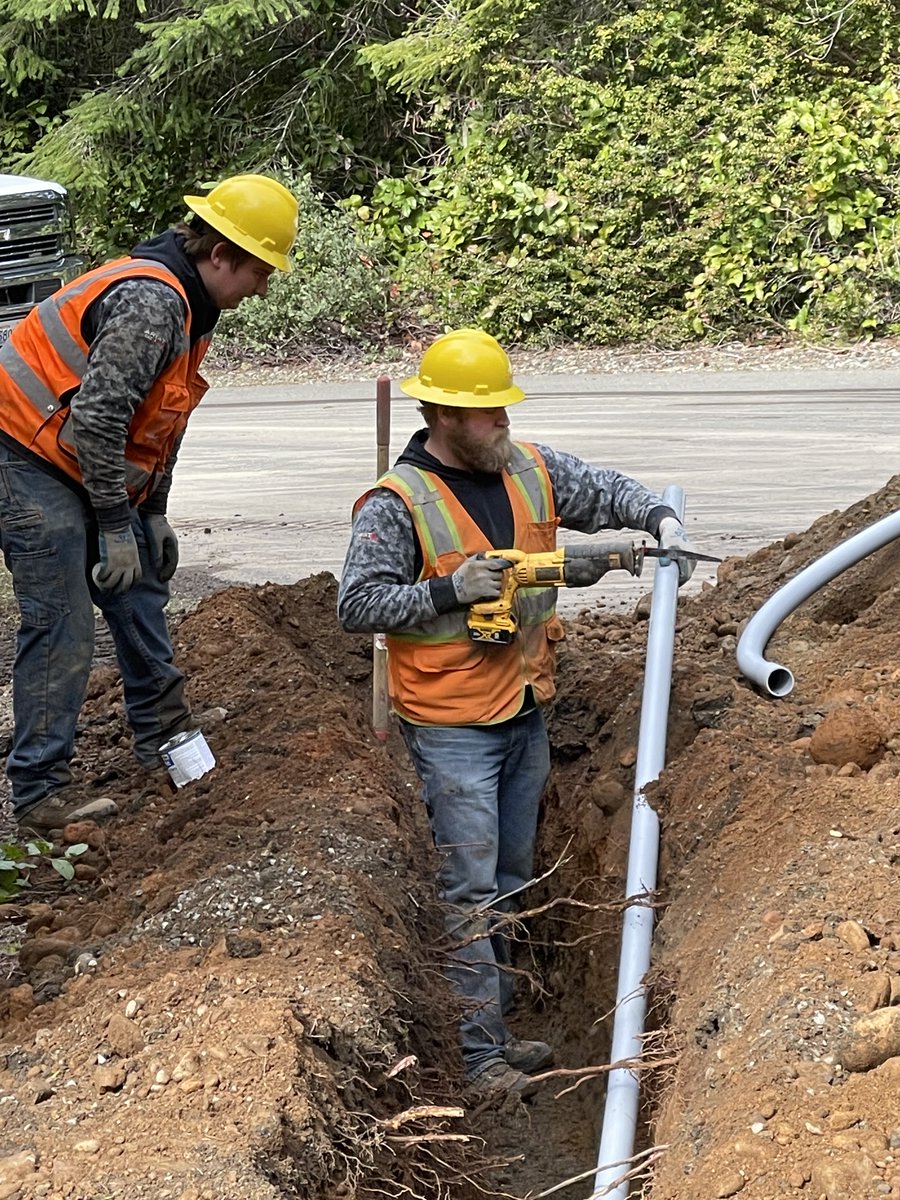 MasonCountyPUD1's tweet photo. Power guys are up at Colony Surf this week helping Hanson Excavating on the fiber project that @hoodcanalcom is doing. Thanks to HCC's grant paying for the ditch work, we are putting conduit in for the power lines while they have the ditch open. It's our #DigOnce partnership! https://t.co/KuctCIOn7q