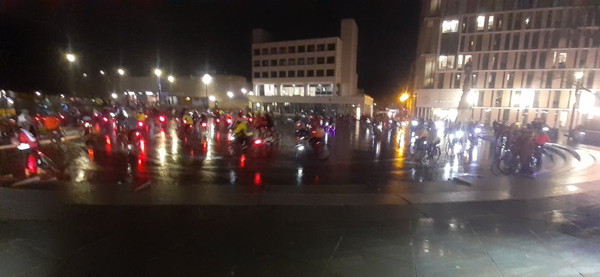 Such a joy to join @InfraSisters tonight, and an absolute privilege to bring the tunes on a #cargobike 🙌

Good team work @edfoc and thanks for the speaker @EdCriticalMass! 

Until next time... 💫

#OurStreetsOurNights