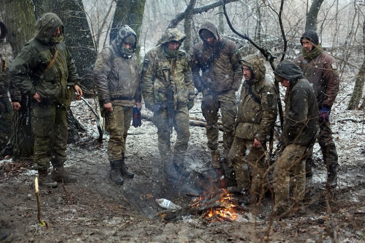 nexta_tv's tweet photo. Eastern front holds the line

Photos by documentary photographer Anatoly Stepanov, who is currently at the eastern front in #Ukraine.

Last photo: Wounded Ukrainian soldier Vasily just after a battle in the #Luhansk region. A few days ago he lost his son, also a soldier. https://t.co/BCP70SwWzn