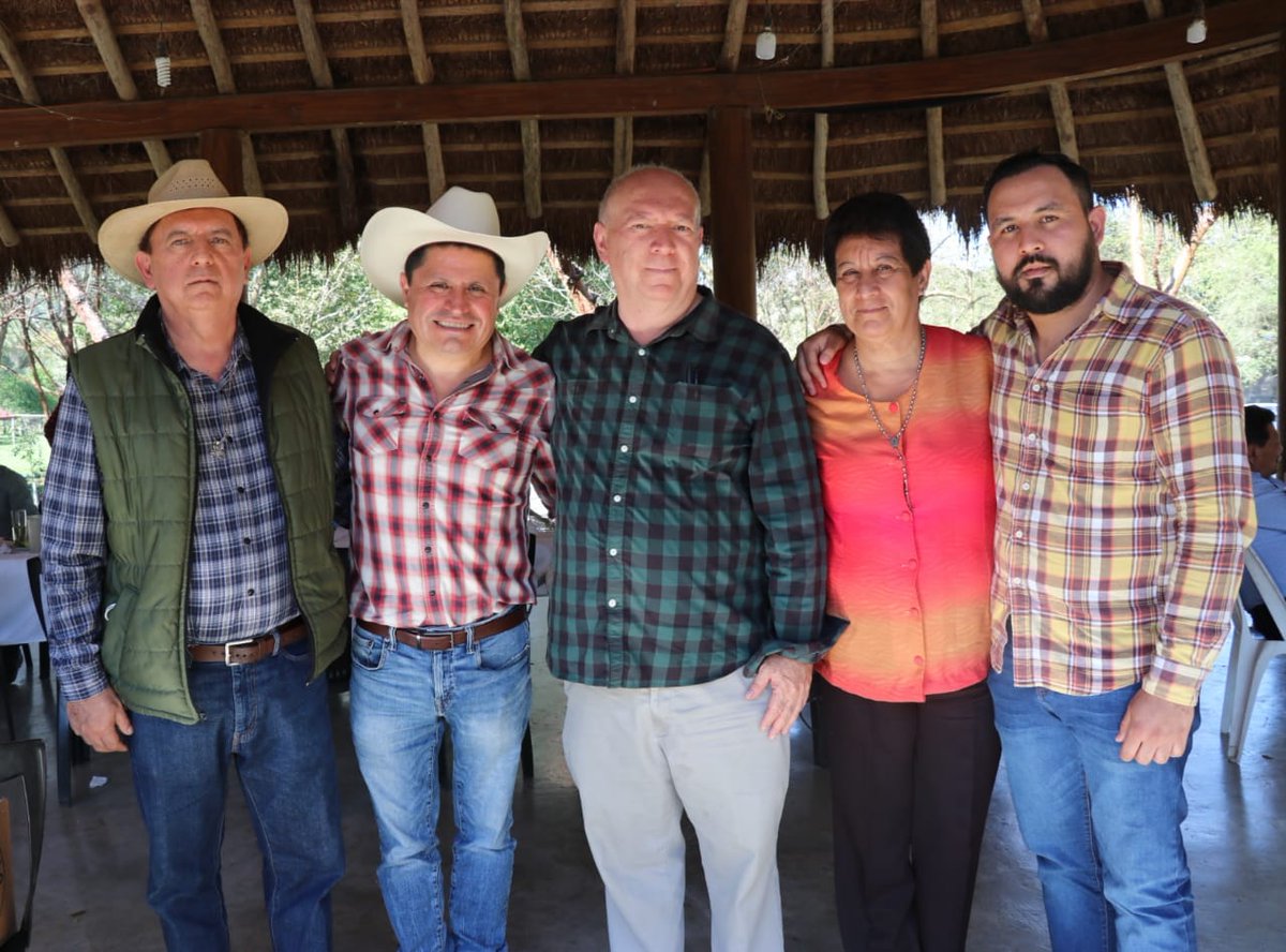 Neltiliz_tli's tweet photo. Con mucho agrado saludé a la profesora Eloísa Martínez Cisneros y a mis amigos Eduardo y Andres Mogica Martínez. https://t.co/FPrlODZijc
