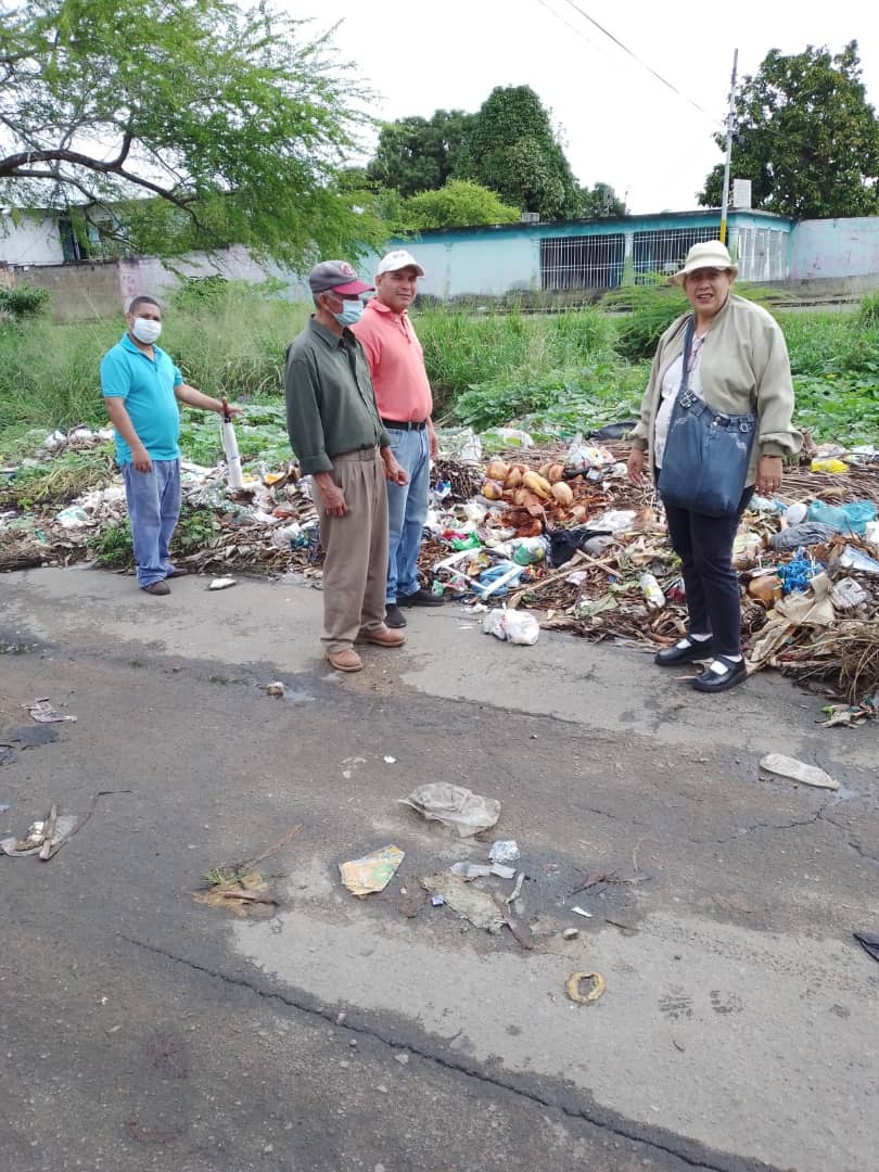 ACachamay's tweet photo. #11Mar los verdaderos ADecos de la pq. Vista al Sol #Caroni #Bolivar denunciando la falta del aseo y basura por todos lados, alcantarillas en todos lados rotas. Concejal #MarisolCastillo y SEC político de AD #EudiogenesTomas con equipo parroquial @aidagonzalez33 @FreddyValera_AD https://t.co/C3QELuLQVO