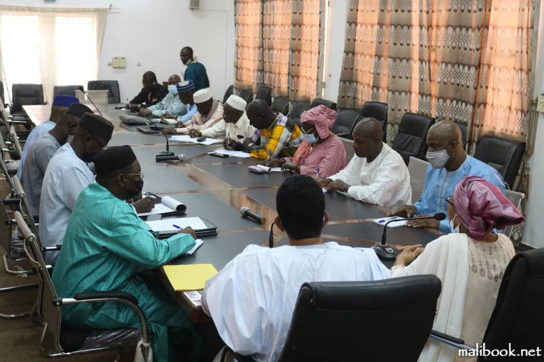 AttaherMossa's tweet photo. #FORMATION_CIVISME_CITOYENNETÉ
Ce 11 mars 2022, j’ été reçu en compagnie des membres de mon département, par ma collègue Ministre du #TFPDS, Madame DIAWARA Aoua Paul DIALLO pr anticiper sur la formation COMMUNE DE BASE et la formation CIVIQUE des cadres
https://t.co/axWLfnnrVr https://t.co/jXsuzsRCrP