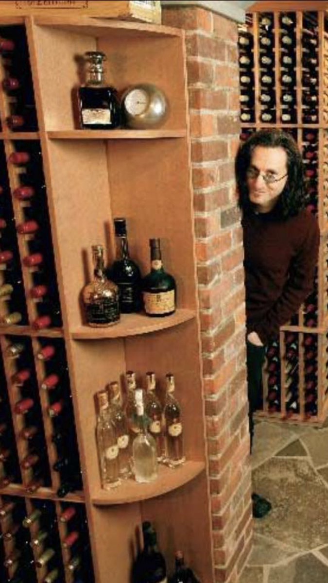 Good evening, and Happy Geddy Friday everyone! Hope you’re all starting the weekend off right! But, don’t steal your beverages…Geddy’s watching! 🎵🍺😀👍@RushFamTourneys @vivien2112 @AliceDC8 @RosaRey33120220 @OddsFiche @tstein74