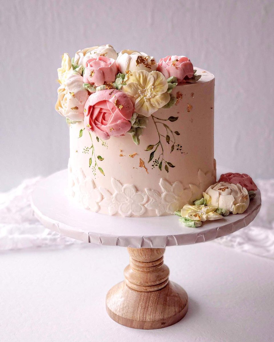 TeaTimeMag's tweet photo. Tea paired with cake is always a wonderful treat. This gorgeous confection from @sugardustandsprinkles_ is a great example of the current trend in artistic botanical frosting on baked goods. How do you decorate your teatime cakes?
#TeaTime #Cake #TeaTimeMagazine #Tea https://t.co/dLcZmluuTH