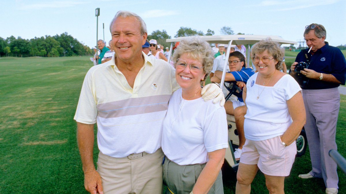 The King always had time for the fans. ⛱️  👑 

#FanFriday | <a href="/ArnoldPalmer/">Arnold Palmer</a>