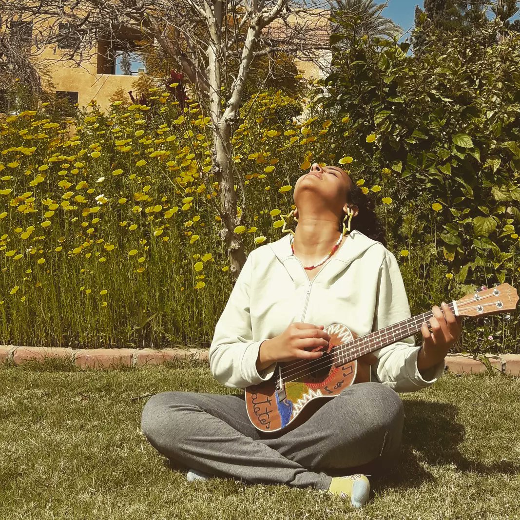 أتمني في يوم من الأيام أكون عايشة في مكان أو في وضع قلبي يكون مرتاح فيه و راضي.
أتمني أكون بعرف بتأقلم علي اللي بتحدفه عليا الحياة من غير ما أضطر أتشكل و أبقي زي ما هي عايزة.
هحب أعرف أتأقلم من غير ما أتخلي عن كوني شبهي، عن كوني أنا.
كُلي عيوب و لكني حقيقية، و عايزة أفضل حقيقية.