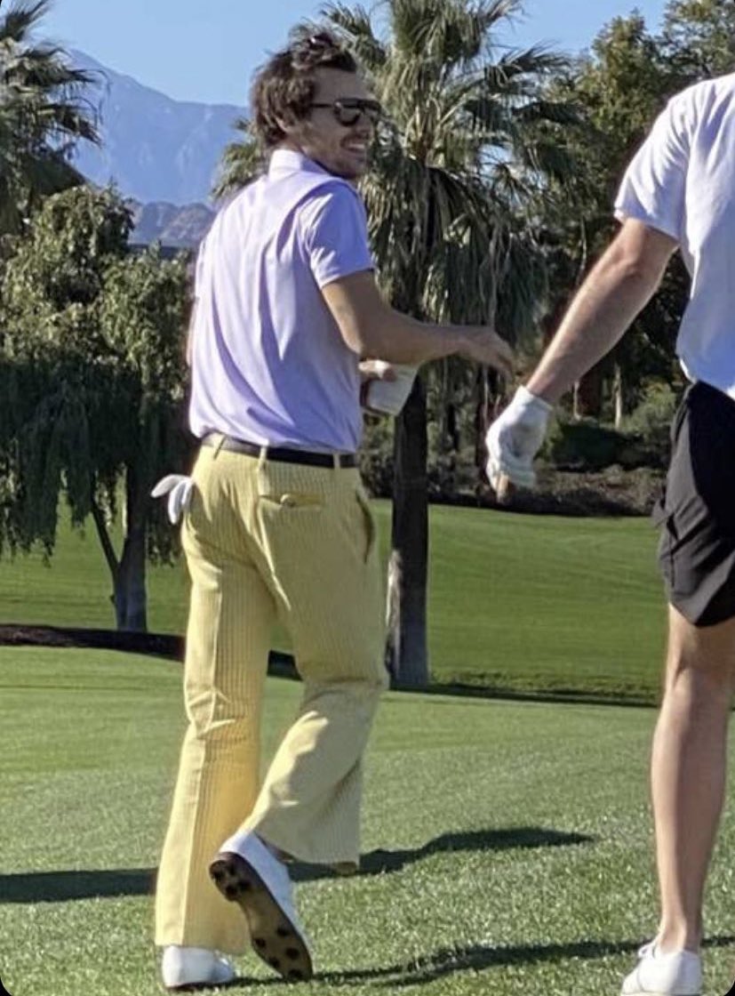 KingsUpdatesHL's tweet photo. 📸| Harry playing golf in Los Angeles recently!

©️ BellaParsells https://t.co/UlvKdxTLCv