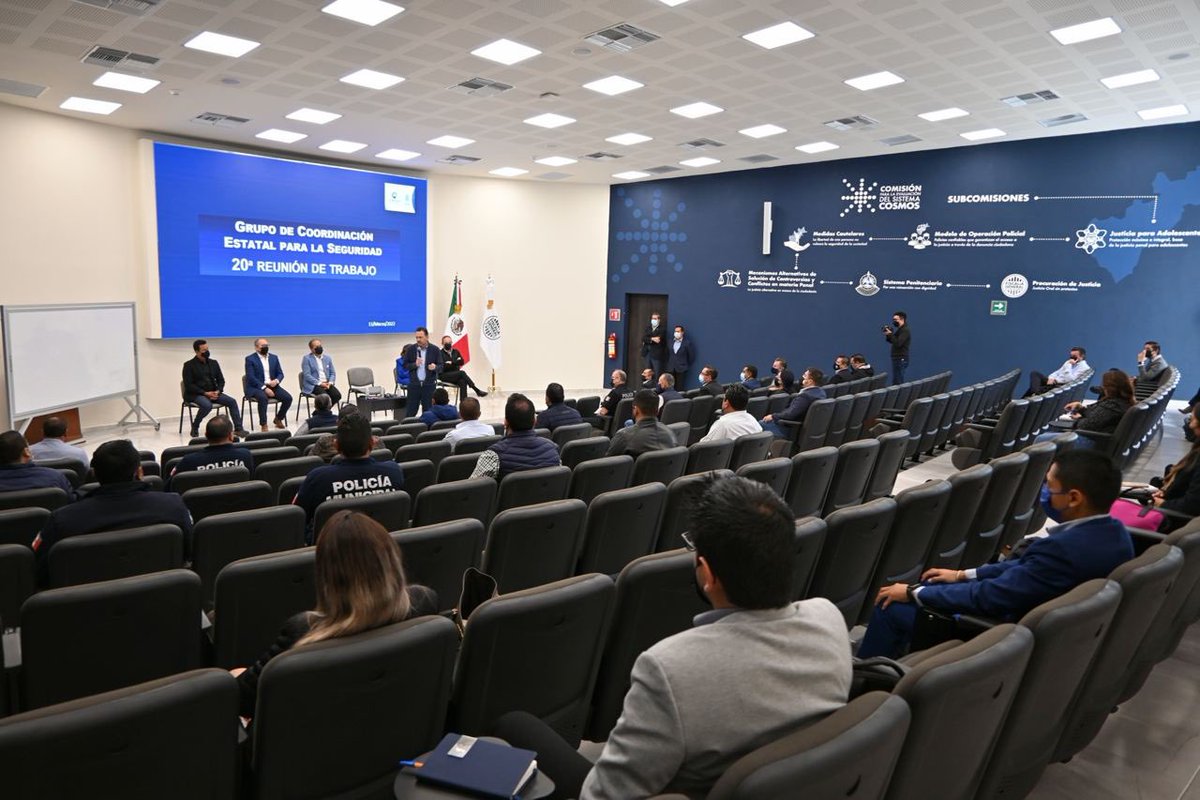 makugo's tweet photo. Me reuní con el equipo completo de seguridad; estoy atendiendo personalmente todas y cada una de las peticiones que nos hacen llegar. Con diálogo, planeación y supervisión, Querétaro seguirá siendo un estado seguro. https://t.co/jisx9EZMX3