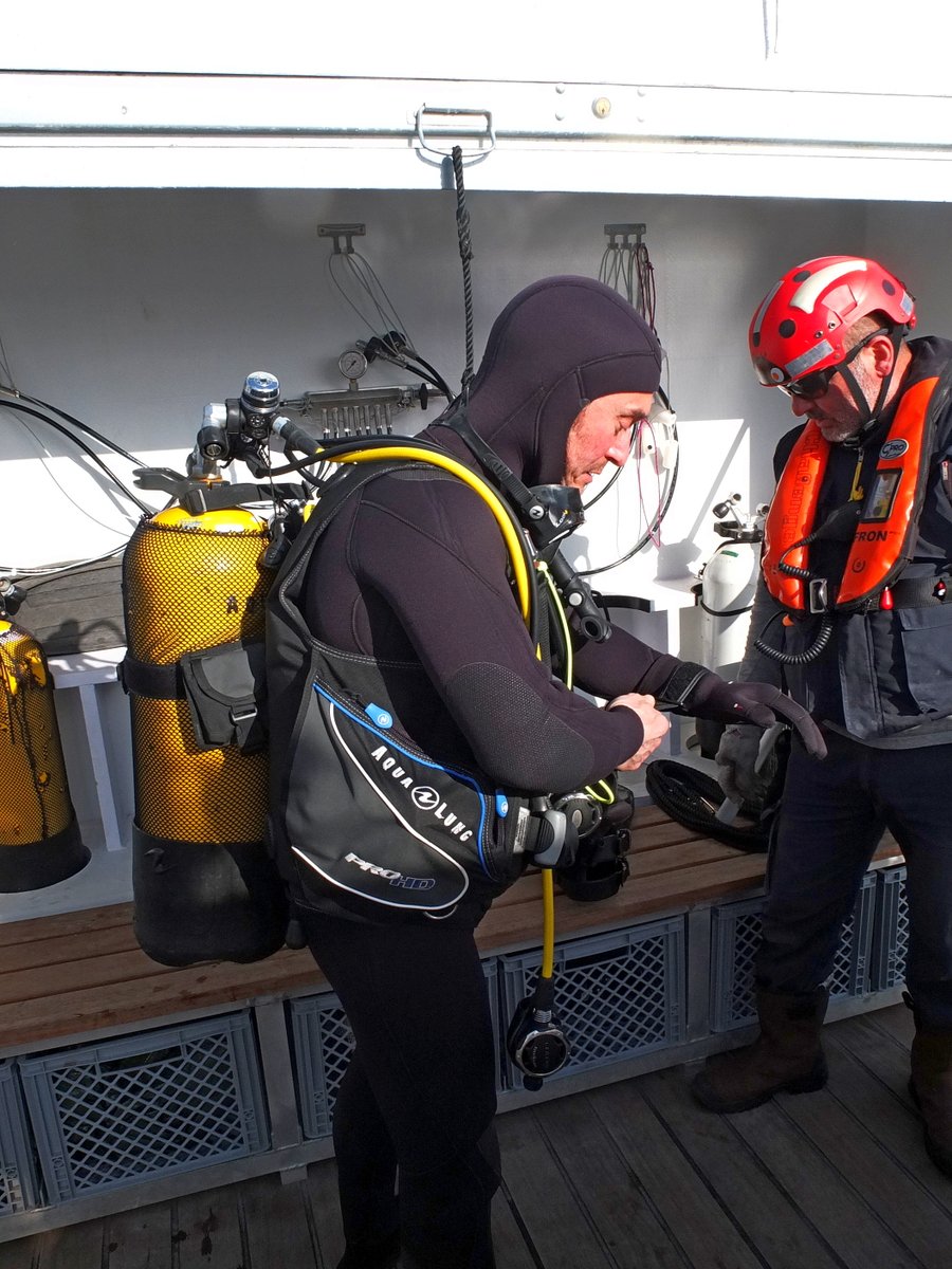 VaheTer's tweet photo. Réalisée à bord de l’#AlfredMerlin, le navire du @Drassm_Culture, l’opération a fait intervenir les #Rov « Hilarion » et « « Arthur » ainsi qu’un « Garage » connecté au robot. Un zodiac et des plongeurs ont été mobilisés. #robotics #mer #science #archeologie  @lirmm_ @cnrs [2/9] https://t.co/L5qQaM4DAY