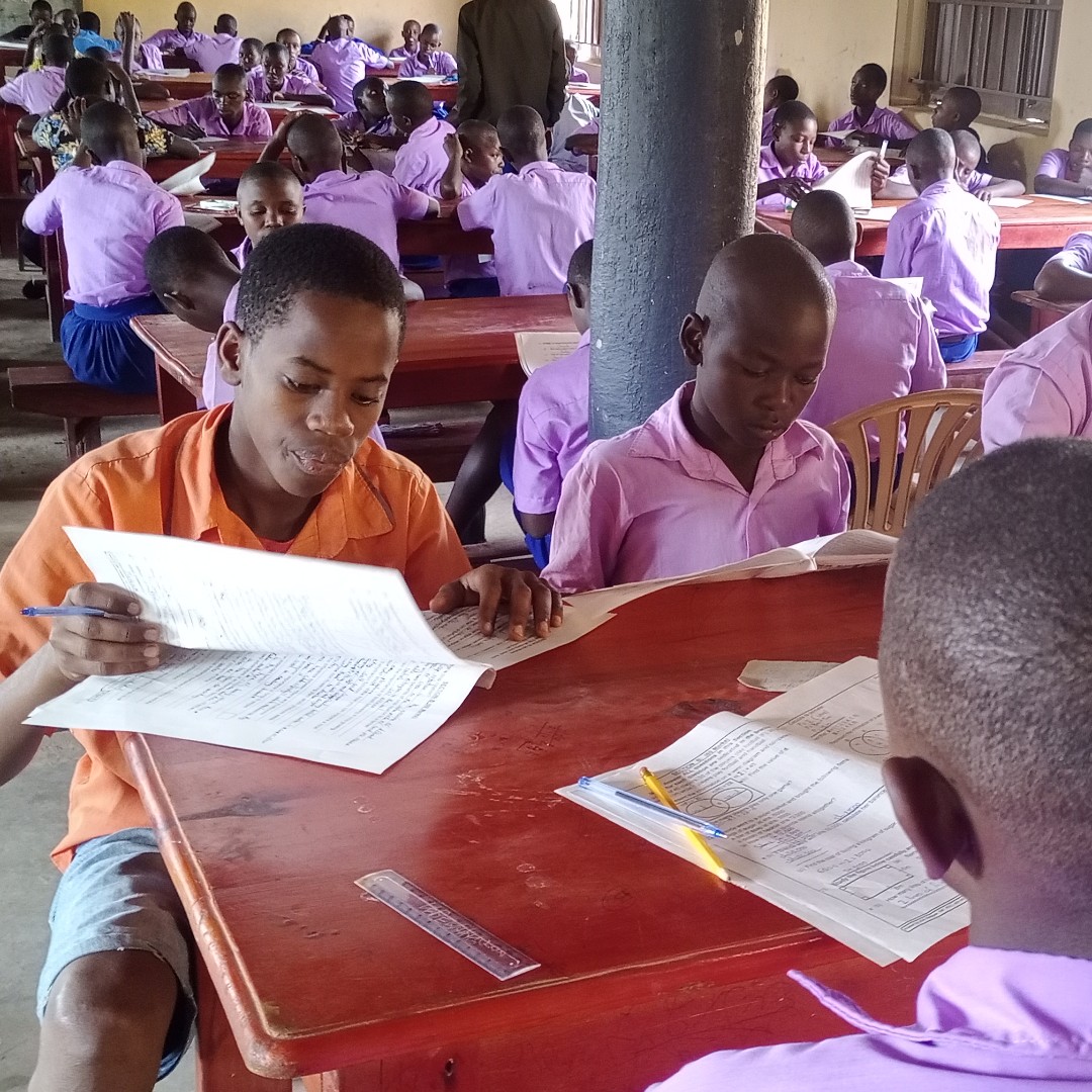 ChildCareInt's tweet image. It is exciting to see donations in use such as these desks having been built and delivered to a school in Uganda!  For more ideas on what you can give, check out CCI's gift catalogue on the website:
childcareinternational.ca/gift-catalogue/