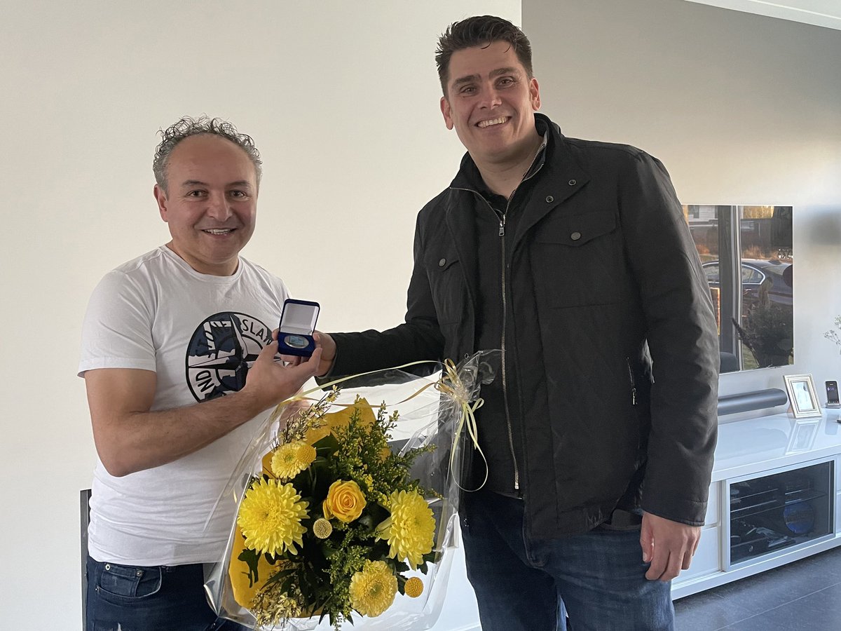 AuniToernooi's tweet photo. Erepenning voor organisator Auni Kandemir. Trots!

Vandaag heeft organisator Auni Kandemir uit de handen van Michael van Wier van Lokaal Hengelo de erepenning mogen ontvangen voor zijn jarenlange maatschappelijke betrokkenheid. https://t.co/tIjkTZgUYO