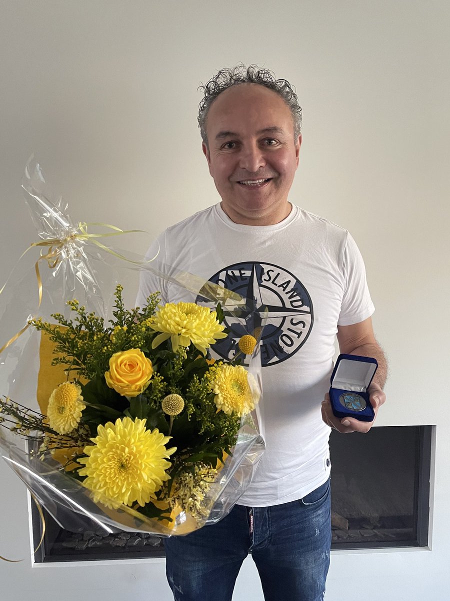 AuniToernooi's tweet photo. Erepenning voor organisator Auni Kandemir. Trots!

Vandaag heeft organisator Auni Kandemir uit de handen van Michael van Wier van Lokaal Hengelo de erepenning mogen ontvangen voor zijn jarenlange maatschappelijke betrokkenheid. https://t.co/tIjkTZgUYO