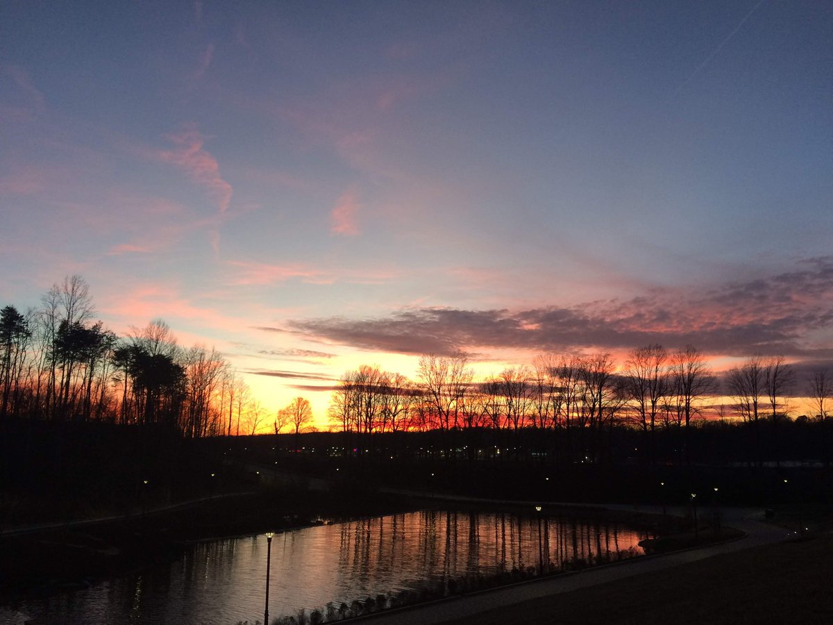 LibertyULibrary's tweet photo. Daylight savings time starts tonight! Who is ready for later sunsets? #LibraryViews #LibrarySunset #DaylightSavings #JFLibrary https://t.co/fBXhjWb7xu