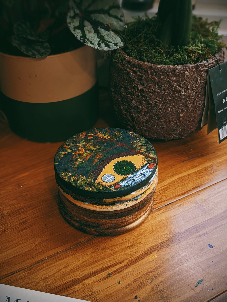 Gonna be working on 8 different hand Painted coasters. A few Lotr ones and some others that are kinda random. 
Not really sure what though. I guess we'll see. I'm kinda going with the flow here. 🧡

#twitterdogcommunity #ArtistOnTwitter #lotrfans