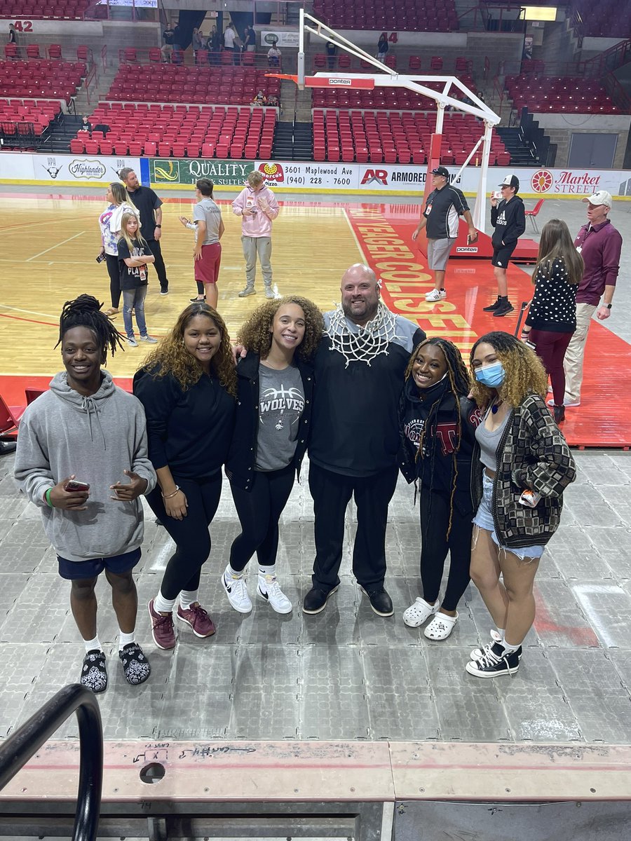 myepicline's tweet photo. Seniors 2022 support
is in effect! Mansfield
Timberwolves Boys
National state
championship bound!
Saturday!San Antonio
Texas! Let's go @TviewBasketball @_trinityk https://t.co/bEi0DH937H