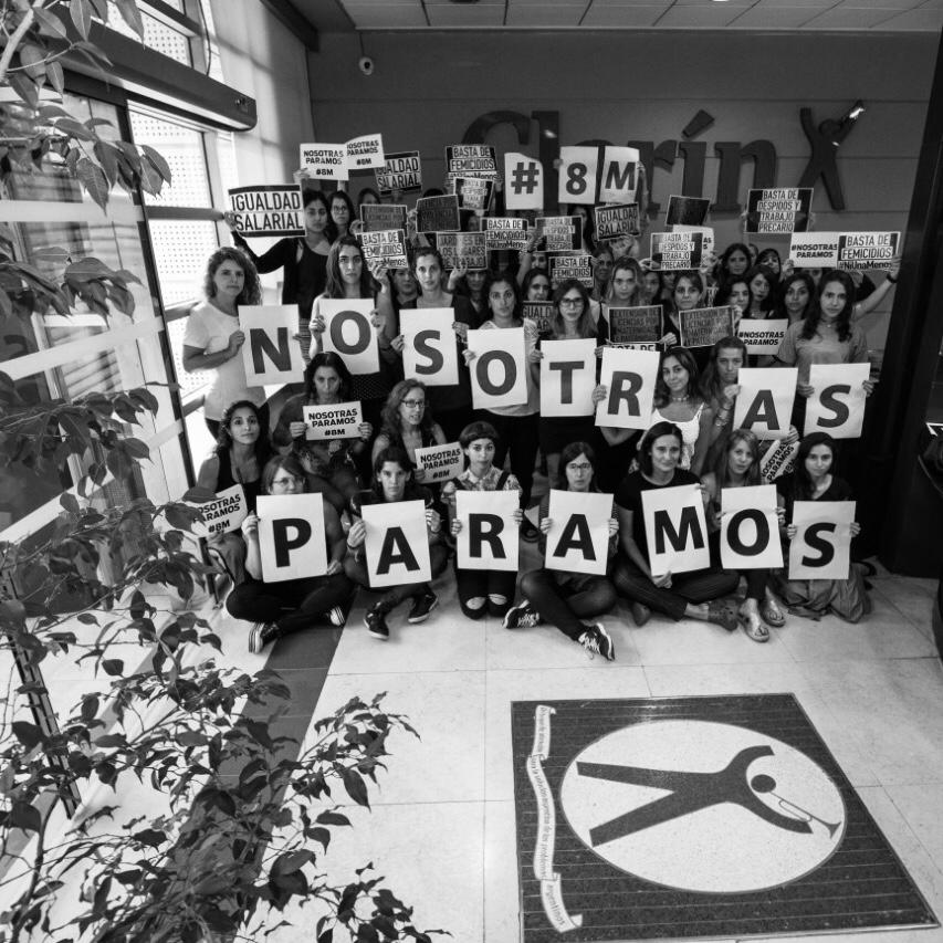 delegadosclarin's tweet photo. 📄Desde la Comisión Interna de Clarín/AGEA rechazamos la decisión de la jefatura de Clarín de eliminar la nota de opinión de la Editora de Género, Mariana Iglesias, publicada el 10/3 y bajada del sitio a las pocas horas. Respaldamos a nuestra compañera y repudiamos el hecho.👇 https://t.co/Cy2qA5UsTG