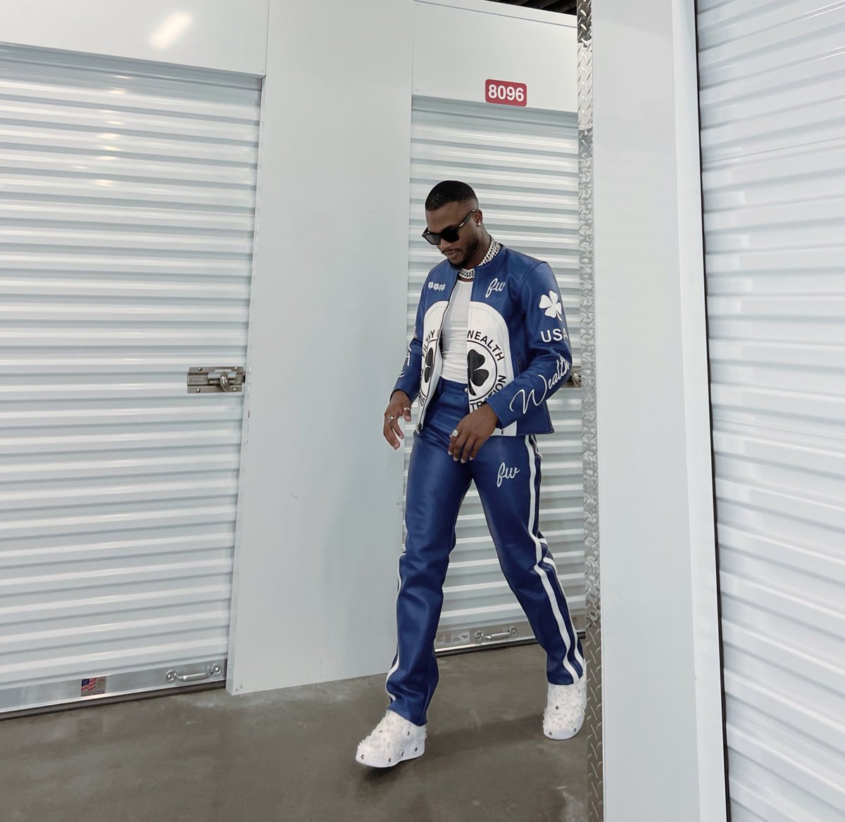 seyzus's tweet photo. look how old and blue I’m becoming 

twentyeighty🌊 https://t.co/WXMiqtQtxs