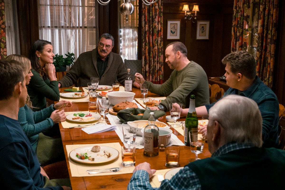 BlueBloods_CBS's tweet photo. Join us for the 250th #BlueBloods family dinner β we saved you a seat. π It all starts at 10/9c on @CBS. https://t.co/gm0SKiZkuh